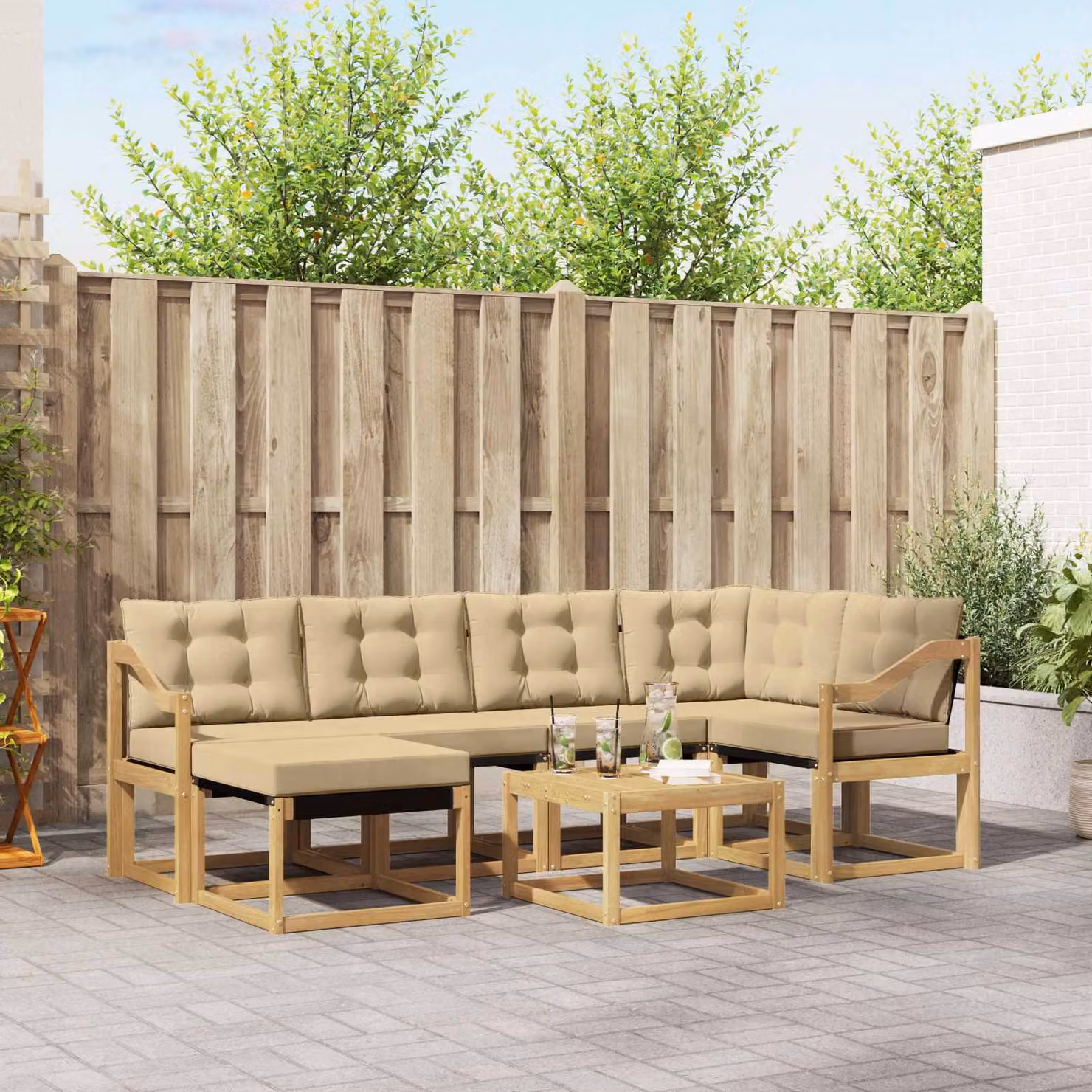 Set di divani da esterno vidaXL a forma di U composto da 7 pezzi in legno di acacia con cuscini in tessuto bianco e beige