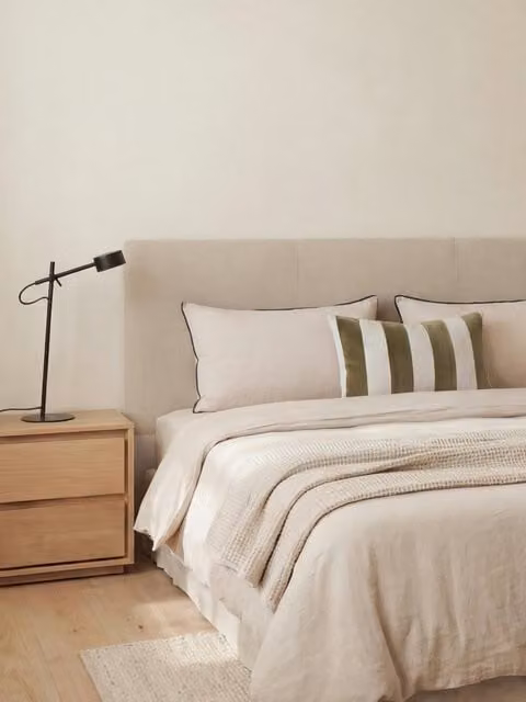 Testiera imbottita Ilan Kenay Home colore perla per camera da letto 180 cm