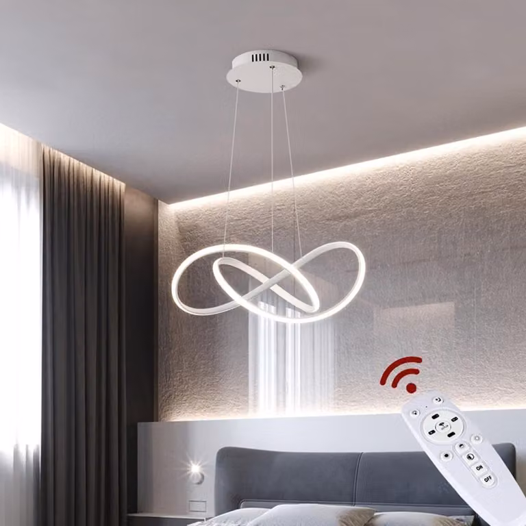Lampada a sospensione LED Eurotondisplay, modello 9642, colore bianco, altezza 50 cm, diametro 120 cm, 96W. Include telecomando per regolare il colore e l'intensità della luce, con funzione dimmerabile. Schermo in acrilico, struttura in metallo verniciato