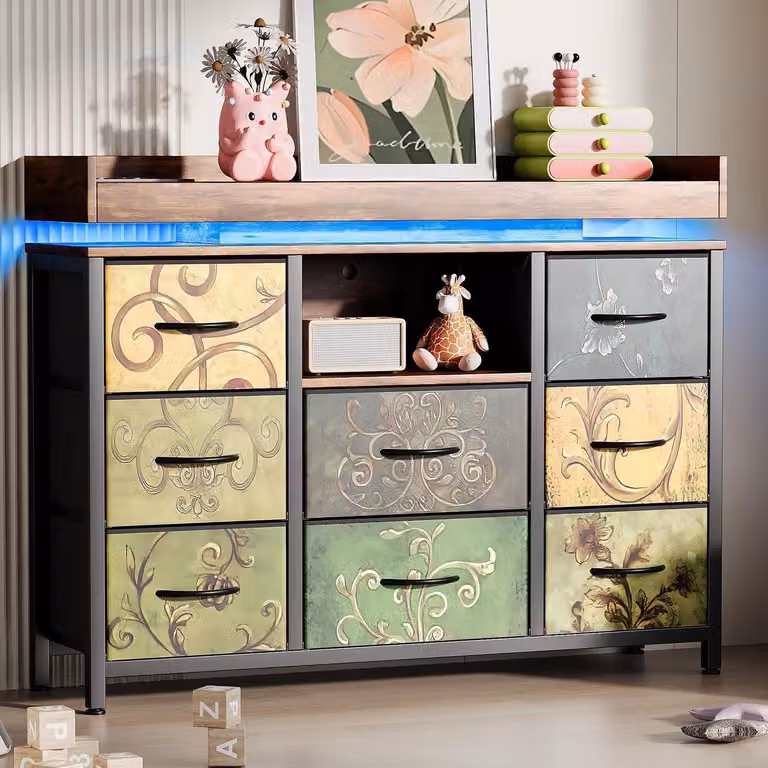 Comodino imbottito con struttura in metallo, 8 cassetti, piano in legno, illuminazione LED e porta USB, colore vintage