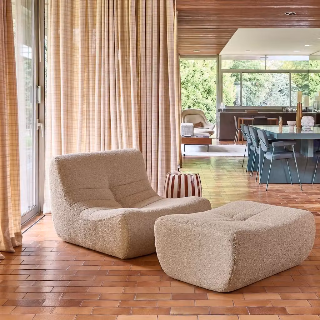 Poltrona lounge Sweeek in tessuto bouclé beige con poggiapiedi coordinato in stile moderno – 2