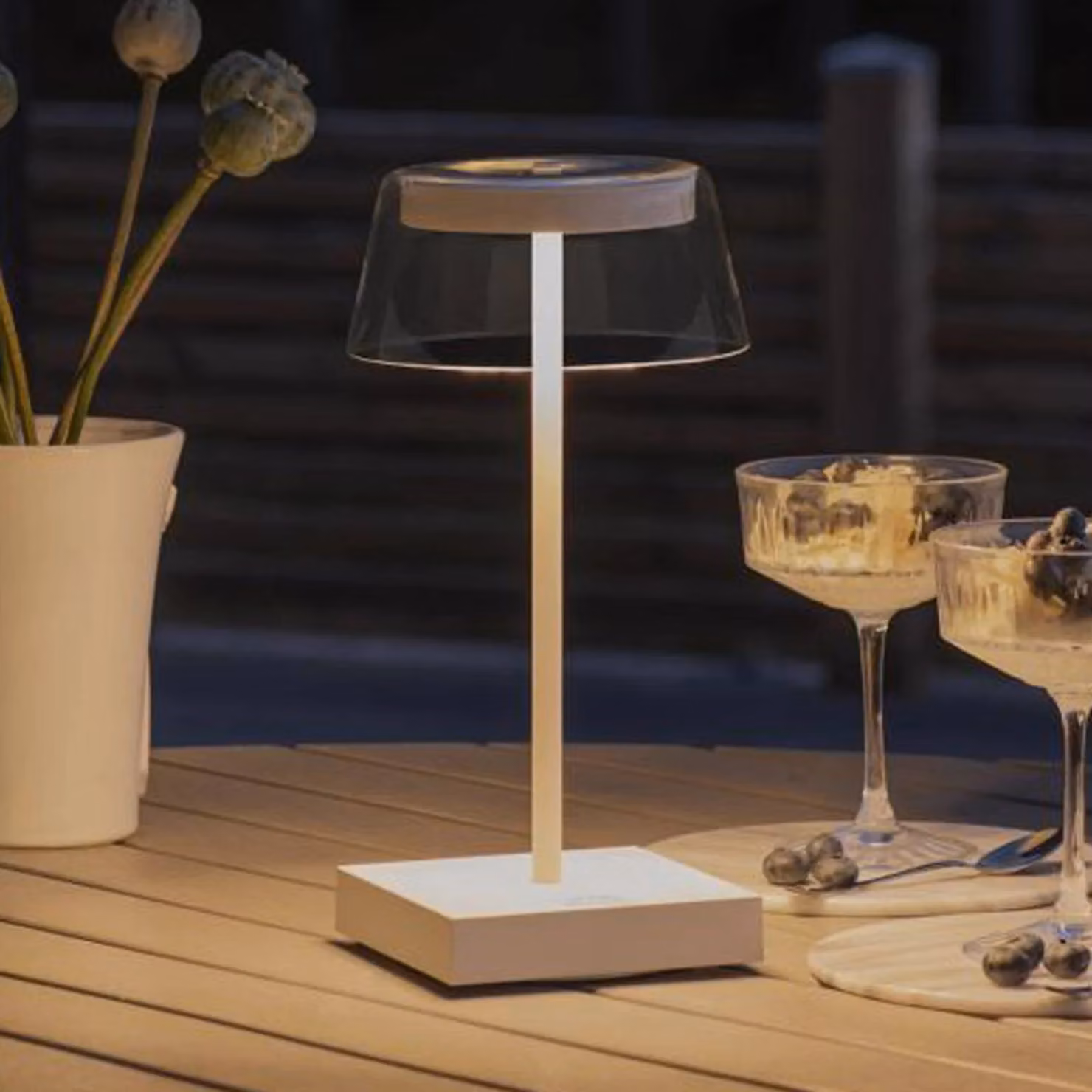 Konstsmide Lampada LED da tavolo Scilla con USB, bianco scilla, dimmerabile, Bianco / Opale, Alluminio, Moderno