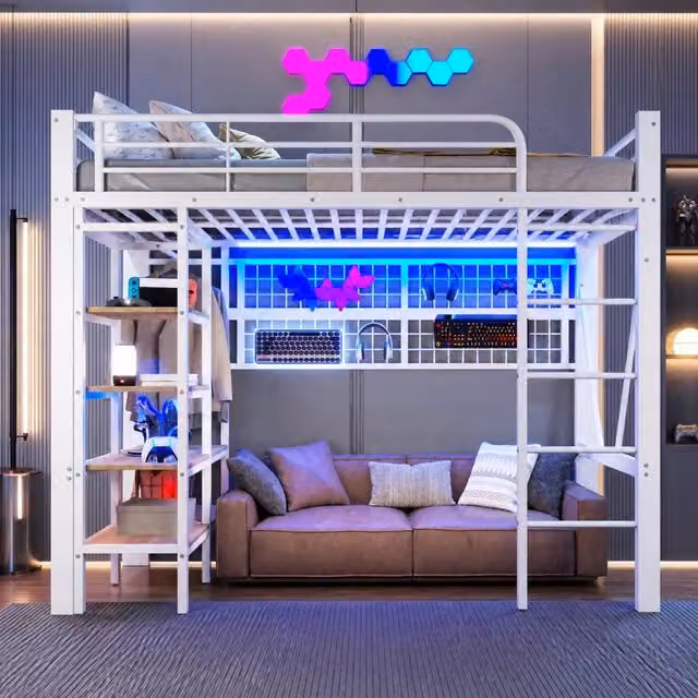 Letto a soppalco 90x200 cm in metallo e MDF bianco con LED; ripiano e griglia appendiabiti