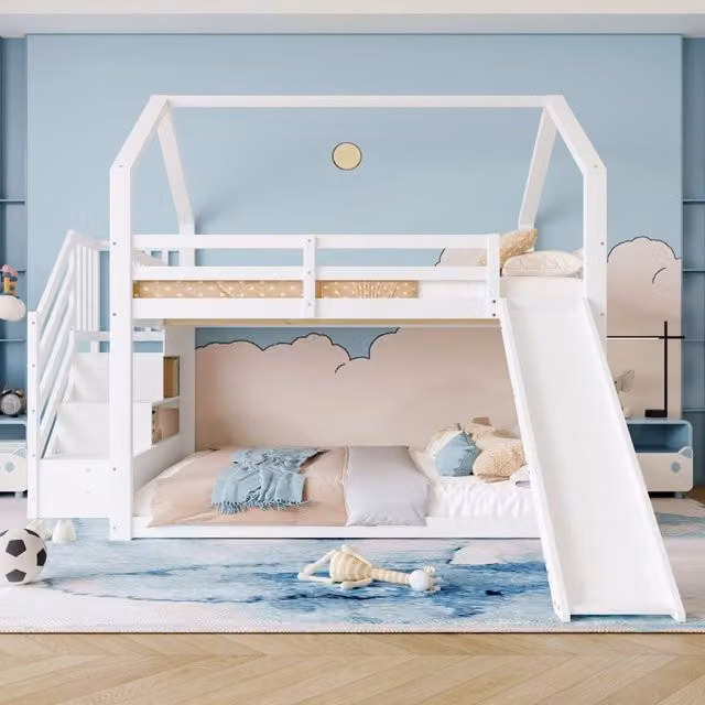 Letto a castello per bambini REDOM in legno e MDF bianco con scivolo, scala contenitore e struttura a casetta, L/P: 140 x 200 cm