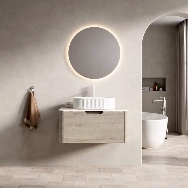 Mobile lavabo sospeso 80 cm con lavandino ovale bianco, piano in pietra sinterizzata travertino, bordi curvi, mobile in compensato con cassetto, finitura legno rovere crema, preassemblato