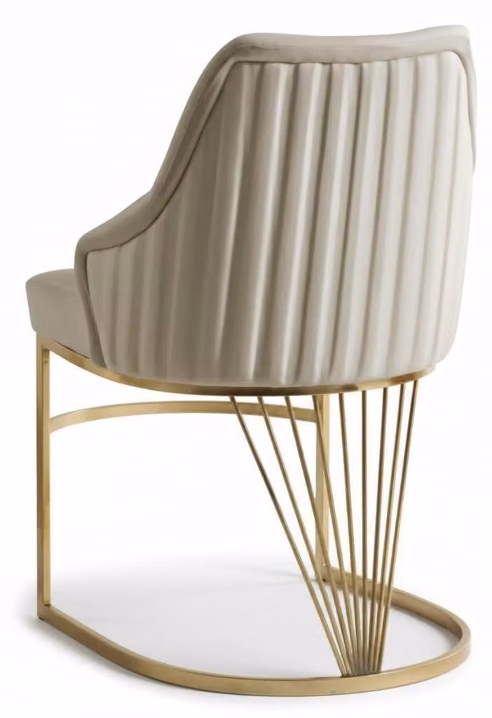 Elegante sedia con pieghe verticali in tessuto e dettagli dorati