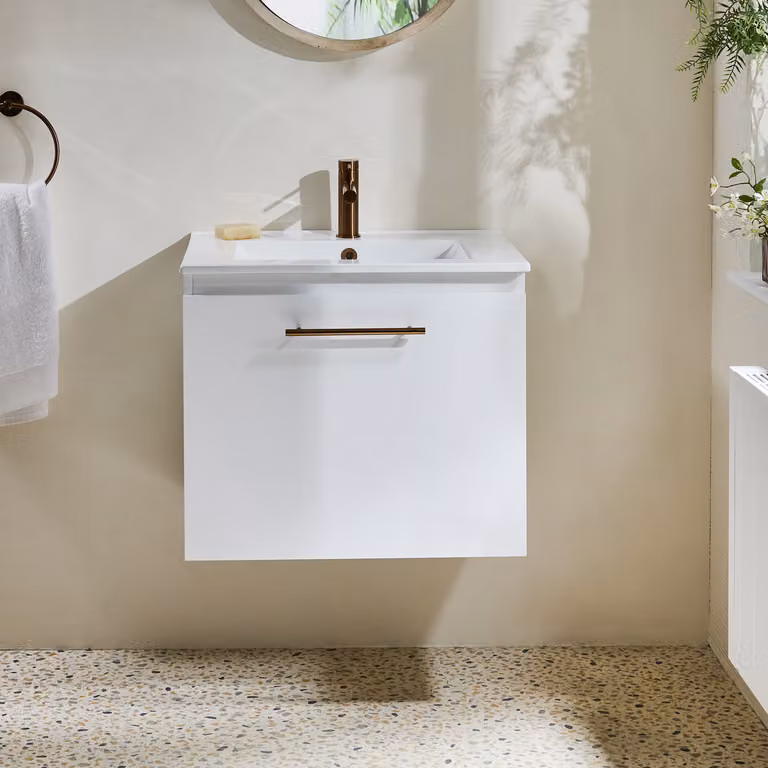 Mobile Bagno Bianco Sospeso da 600mm con Lavabo e Maniglia con Barra a T in Rame Satinato - Cluo