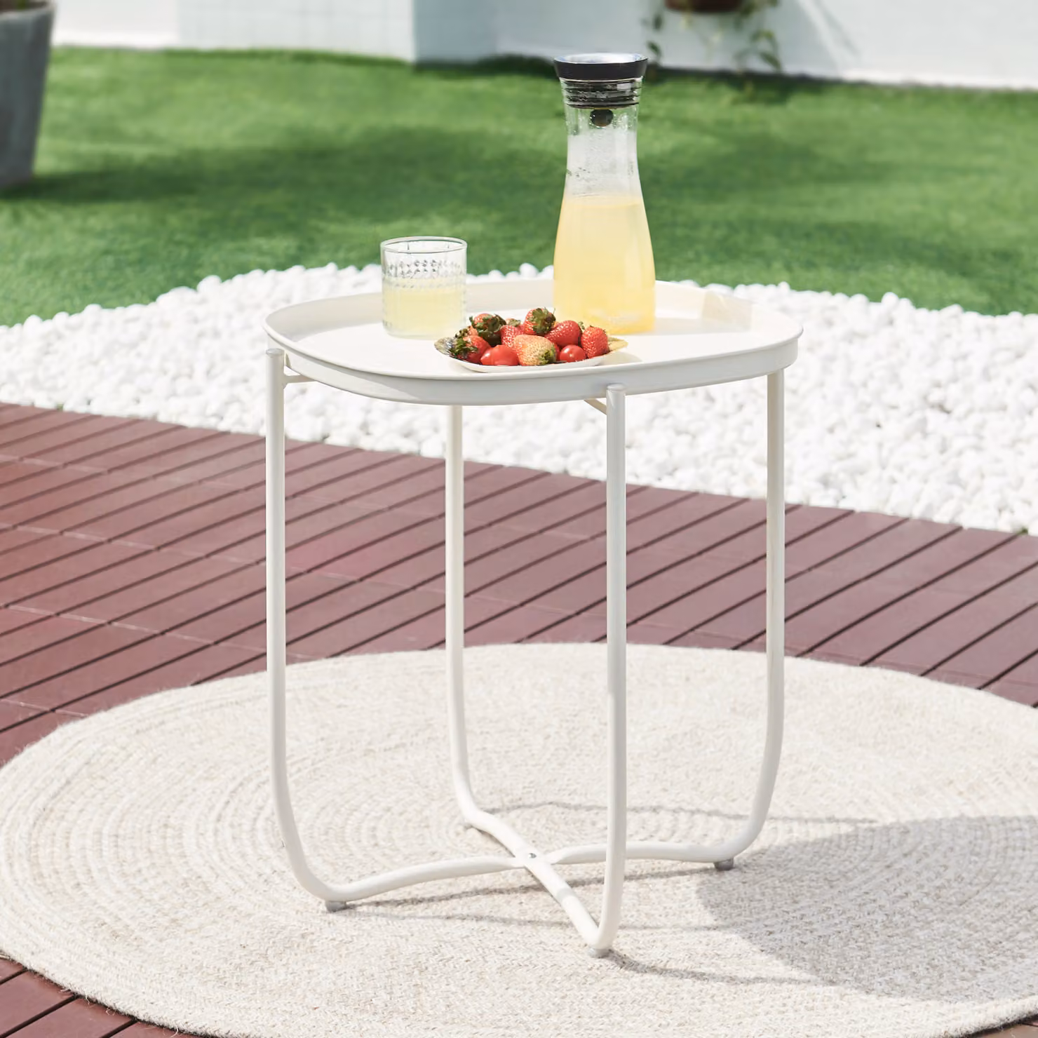 Tavolino 'Sandefjord' rettangolare con un vassoio estraibile in acciaio 53 x 46 x 46 cm Bianco