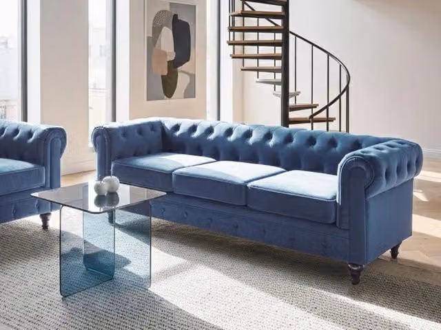 Divano Chesterfield Beliani in Velluto Blu a 3 Posti con Gambe in Legno di Rubberwood