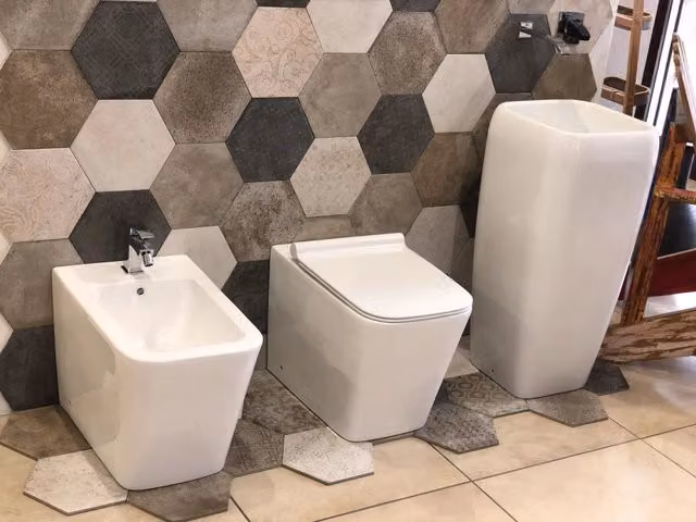 Sanitari a terra filo muro, linea squadrata