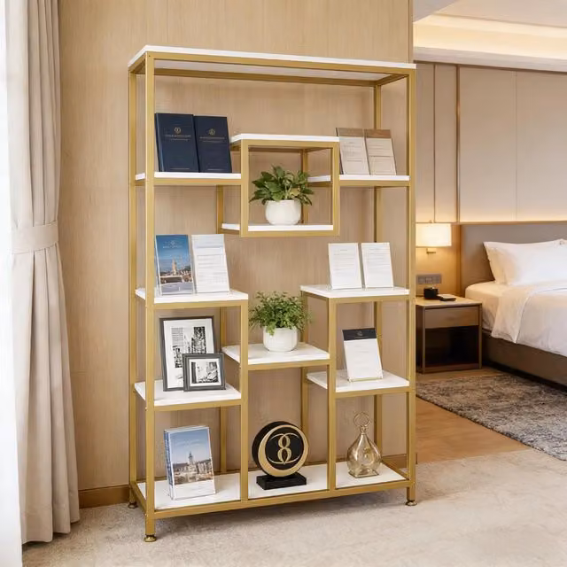 Libreria geometrica a 11 ripiani in metallo e legno oro e bianco