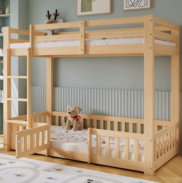 Letto a castello per bambini 90x200 cm in legno massello naturale con scala angolare; sponde e porta