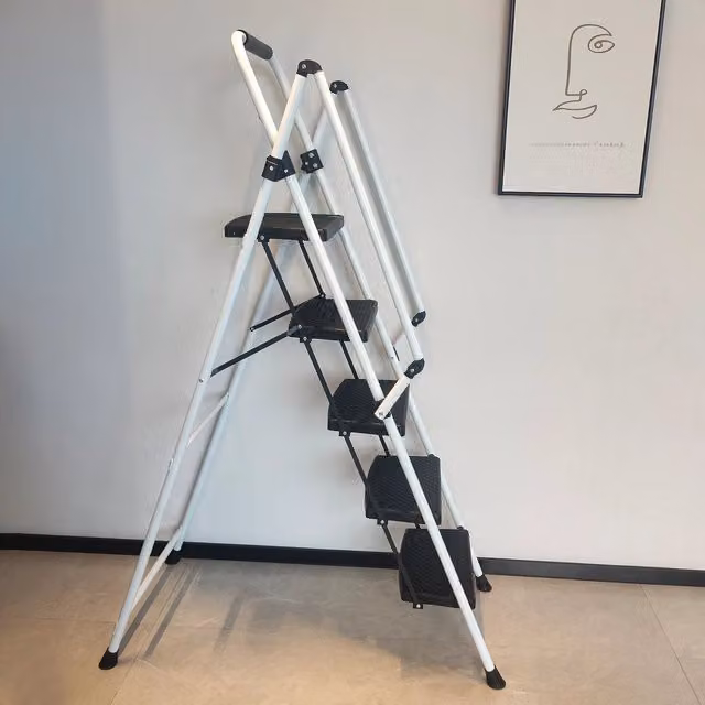 Scaletta Pieghevole MINIMAL in Acciaio Bianco con 5 Gradini Antiscivolo, Portata 150 kg