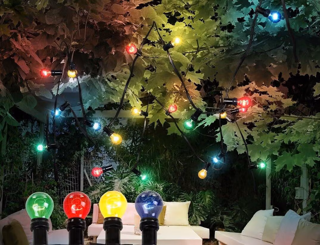 Catena luminosa da 4,7 metri con lampadine colorate, grado di protezione IP44, ideale per decorazioni da esterno