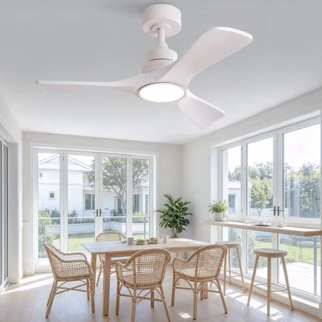 Ventilatore da soffitto bianco con 3 pale in legno, luce LED dimmerabile, motore DC reversibile e telecomando