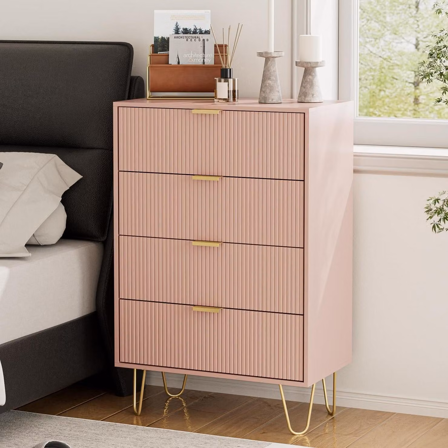 Comodino/Credenza con 4 cassetti, dimensioni 34x60x91 cm, colore rosa, legno con gambe dorate, stile moderno bohémien