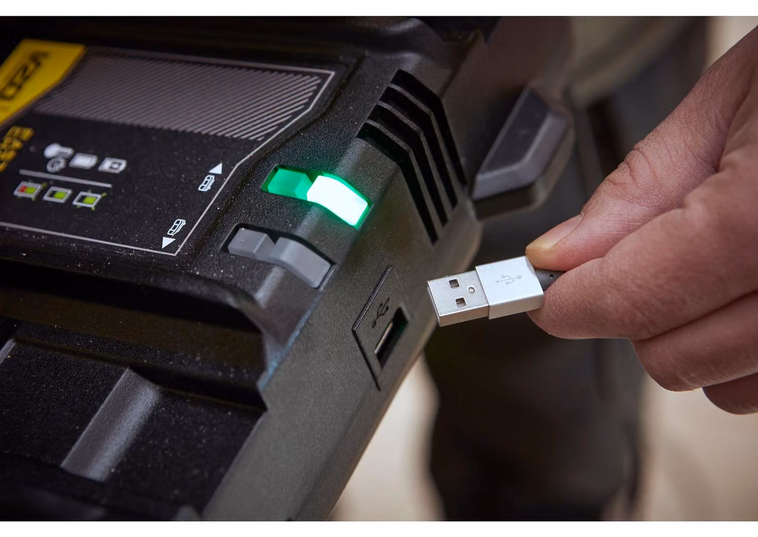 Stanley Fatmax Chargeur de batterie à 2 compartiments 18V V20 4A