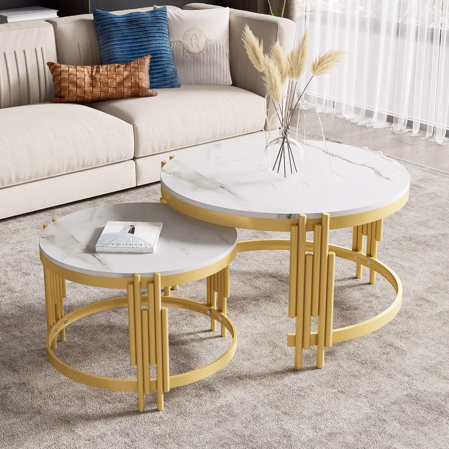 Set di tavolini modulari, effetto marmo, struttura in metallo dorato, tavolini rotondi in due misure,