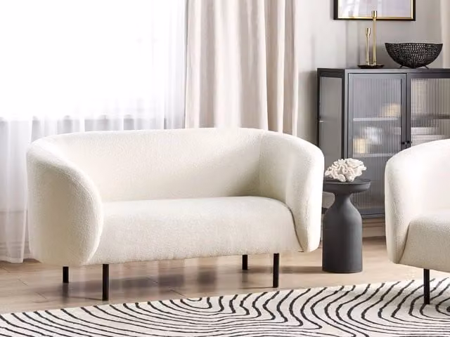 Divano a 2 posti BELIANI in tessuto bouclé bianco e nero con gambe in metallo nero stile glamour per il tuo soggiorno L: 155 cm, P: 79 cm, H: 70 cm