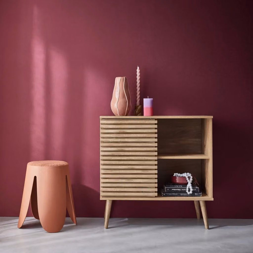 Credenza scandinava Sweeek in effetto legno marrone con anta scorrevole scanalata, L: 80 cm – 2