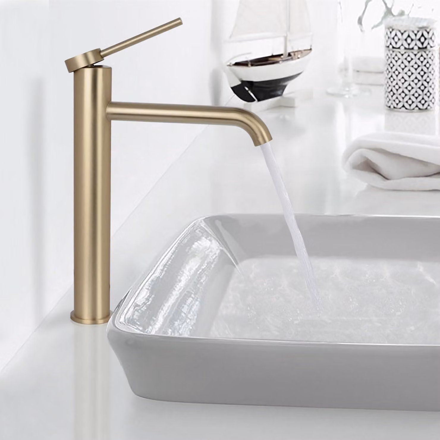 Miscelatore monocomando per lavabo, finitura oro spazzolato, da installare su un foro