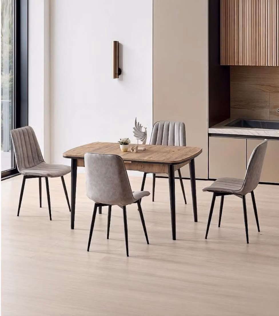 Set per sala da pranzo: tavolo da pranzo e 4 sedie. Colore: marrone. Materiale: legno. Stile: moderno, confortevole