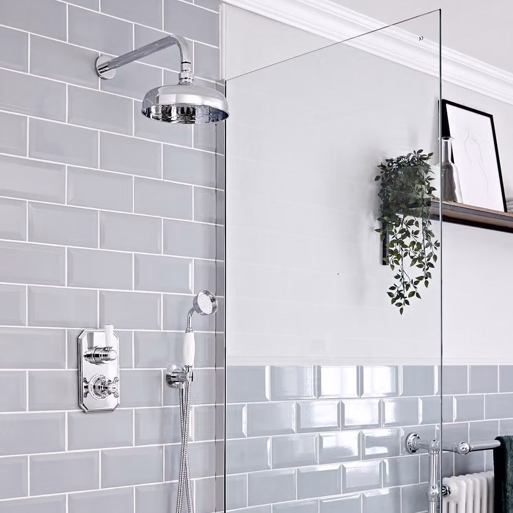 Sistema Termostatico Tradizionale HudsonReed per Doccia e Vasca con Soffione da 200mm, Doccetta e Braccio Murale in Ottone - Cromo e Bianco - Elizabeth