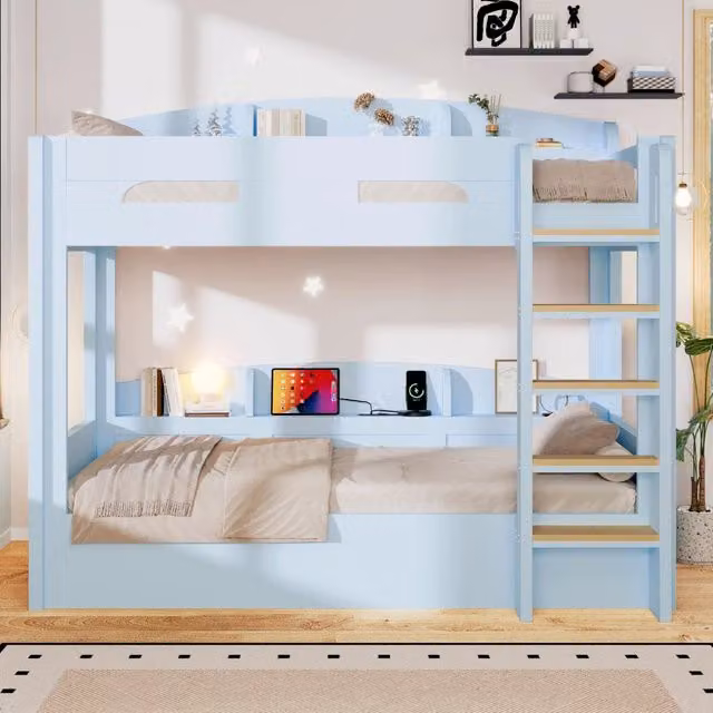 Letto a castello 90x200 cm con presa USB e ripiani; in pino e MDF; azzurro chiaro per cameretta