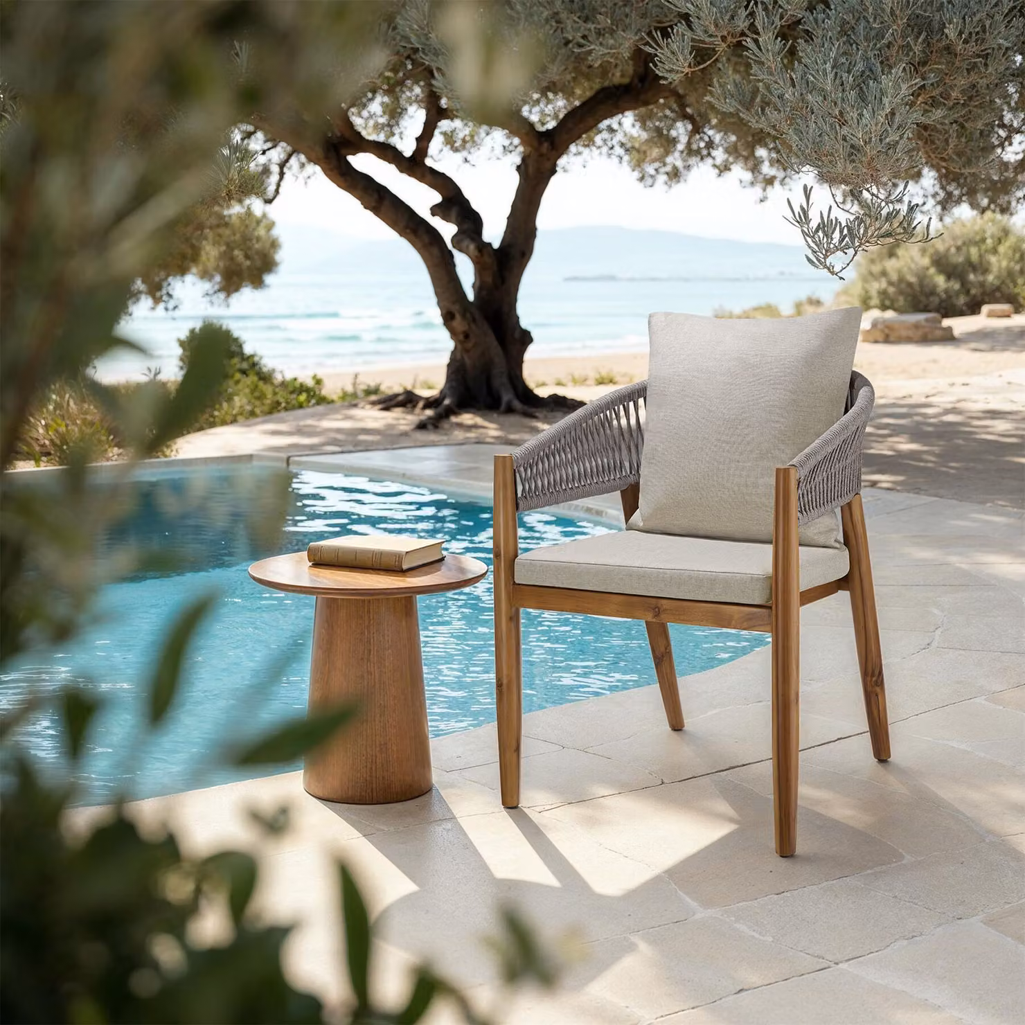 Set di 2 sedie da giardino TecTake in legno di acacia laccato con cuscini beige e braccioli – 2