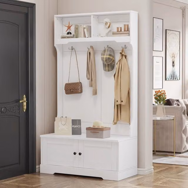 Appendiabiti da ingresso bianco con seduta, 4 ganci e 2 vani aperti superiori. Mobile porta scarpe con spazio contenitore sotto il sedile.