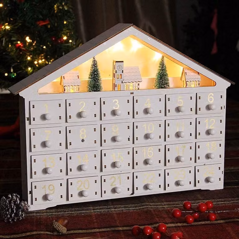 Calendario dell'Avvento a LED 24 giorni Decorato con casetta dell'albero di Natale e luci a LED, illuminato in legno bianco per il conto alla rovescia verso il Natale,