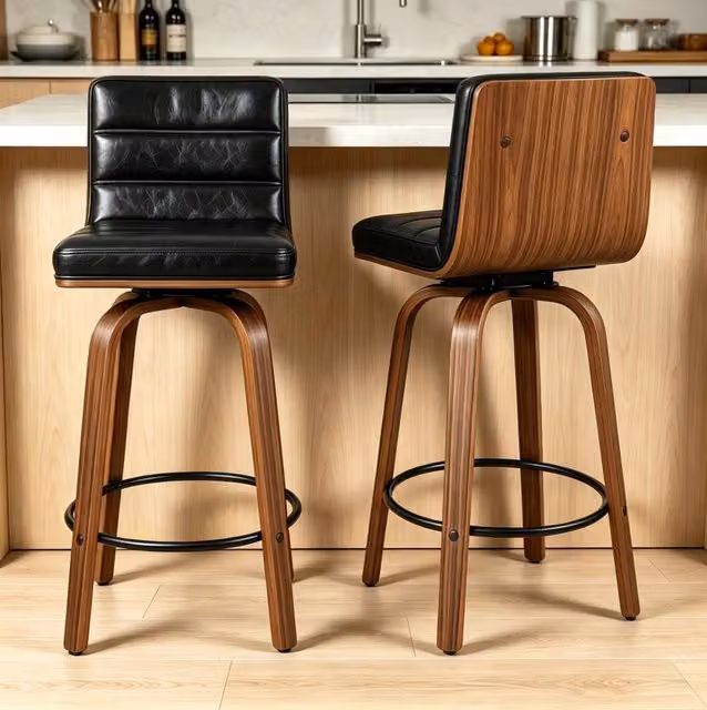Sgabello da bar girevole ULEVR a 360¡ã con rivestimento in similpelle nera, schienale imbottito e gambe in faggio
