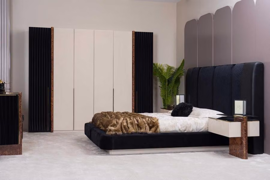 Il set per camera da letto (letto + 2 comodini + armadio) crea un'atmosfera accogliente.