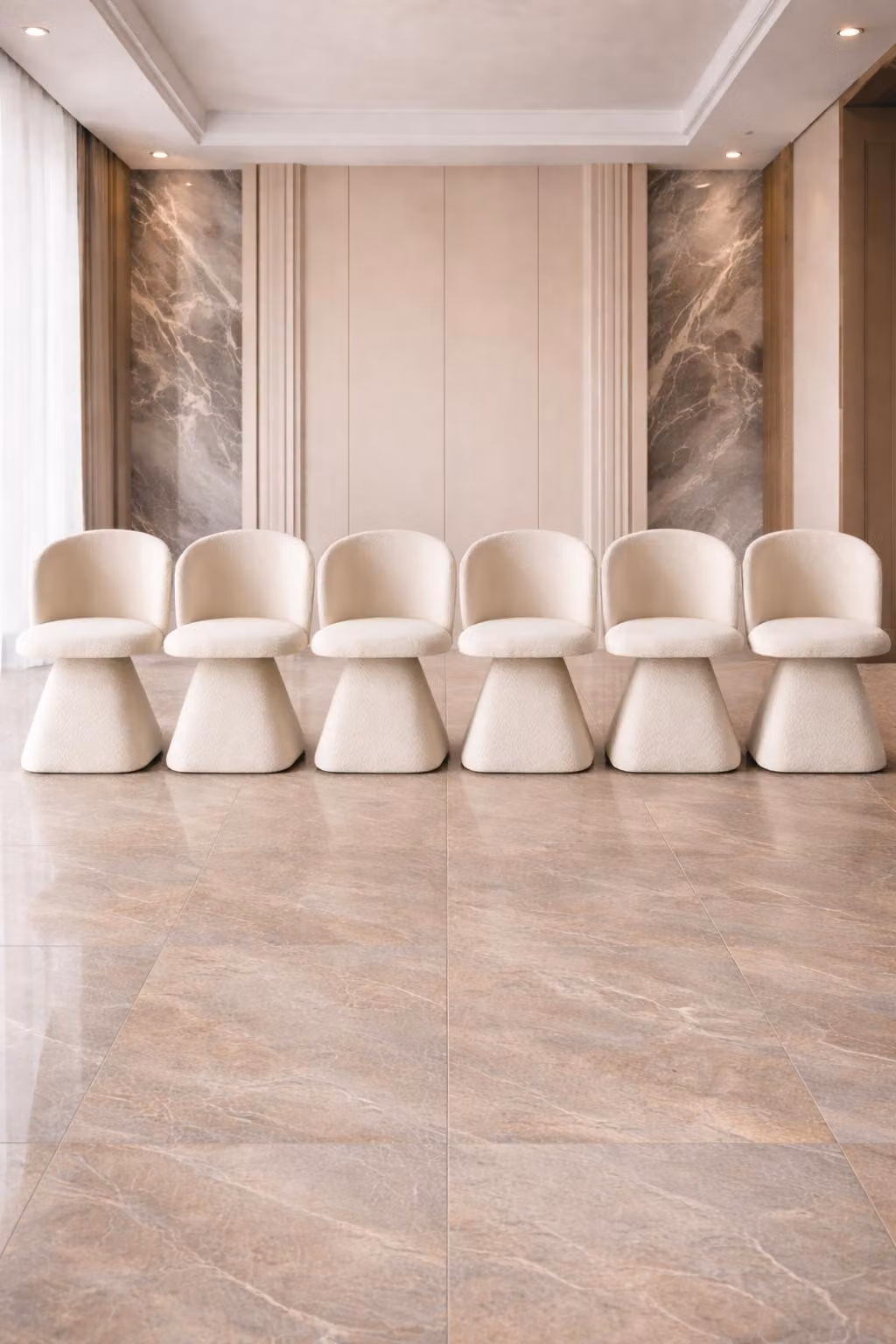 Elegante set composto da sei sedie moderne in bouclé con base conica