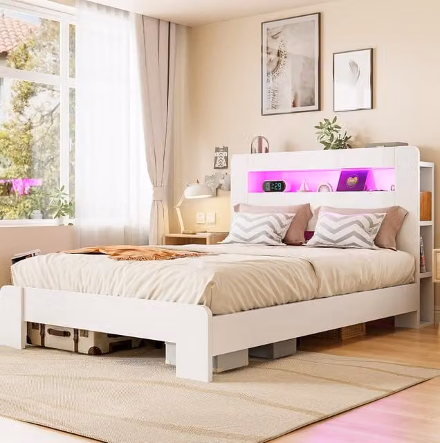 Letto 140x200 cm bianco in legno con testiera portaoggetti e LED