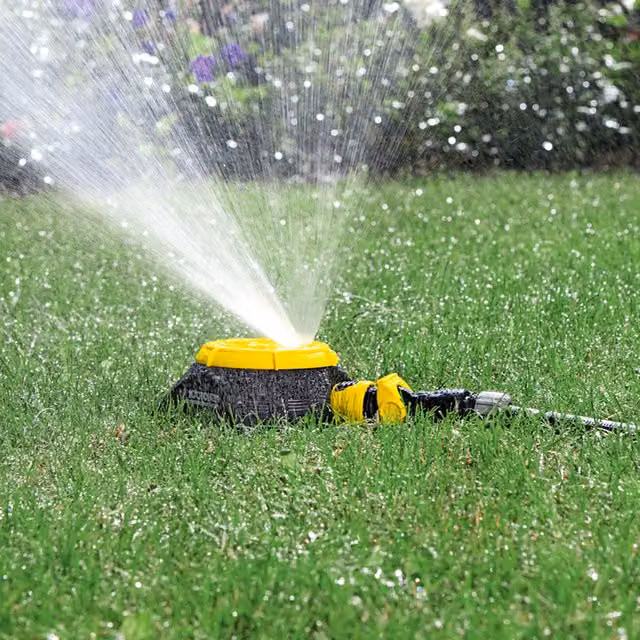 Irrigatore multigetto e multifunzione Karcher giallo con supporto da parete rettangolare