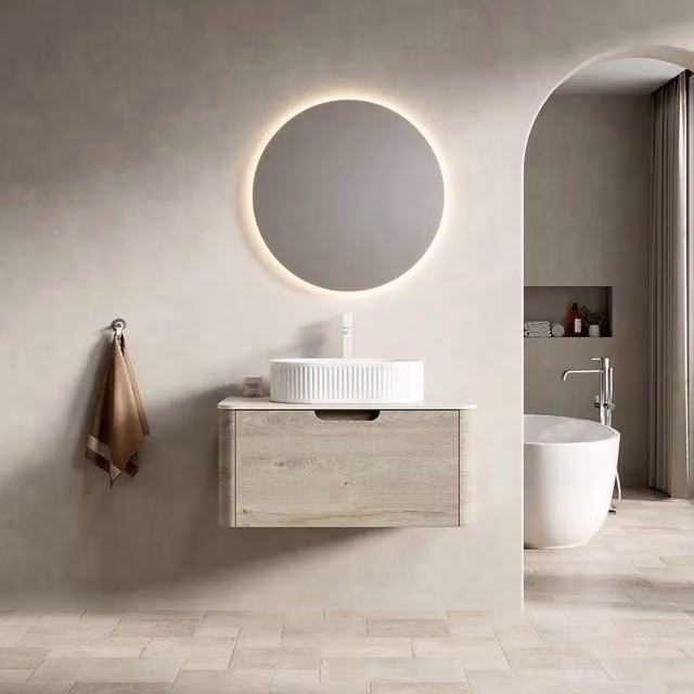 Mobile lavabo sospeso da bagno 80 cm con lavandino ovale bianco, piano in pietra sinterizzata travertino, bordi curvi, mobile in compensato con cassetto, finitura legno rovere crema, preassemblato