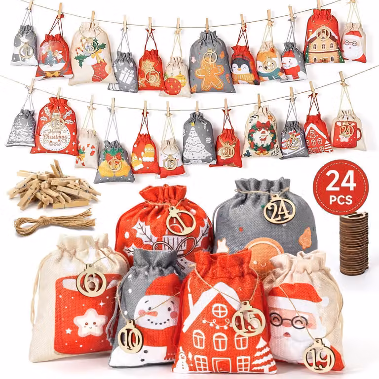Calendario dell'Avvento da riempire: 24 sacchetti in tessuto, nei colori rosso, beige e grigio, di diverse dimensioni, inclusi accessori