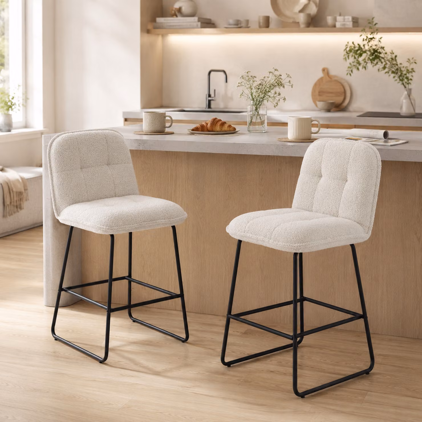 Set di 2 sgabelli da bar HOMCOM con seduta extra-larga imbottita in tessuto bouclé beige e struttura in metallo – 2