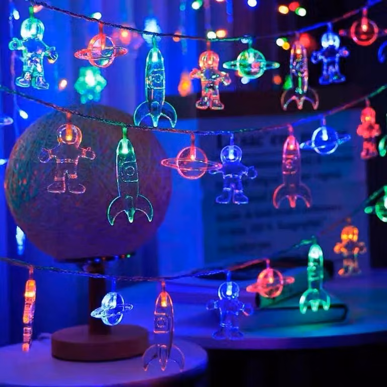 Catena luminosa a LED, 20 luci, 10 metri, con decorazioni a tema astronauti e razzi, alimentata a batteria