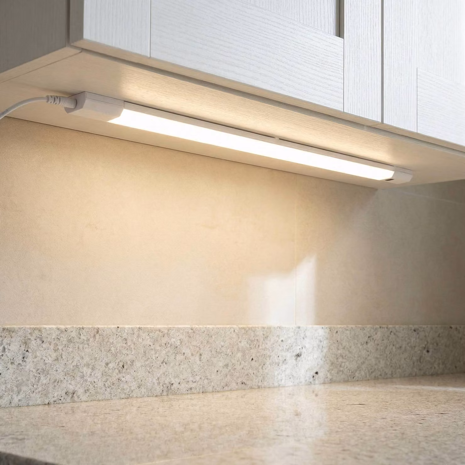 OSRAM Lampada LED per mobili Linear Edge Sensor 50 cm bianco CCT Sensor, dimmerabile, Bianco / Opale, Cucina, Alluminio, Lampade per mobili