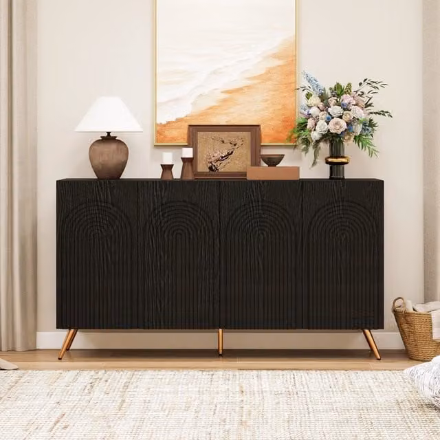 Sideboard Mid-Century nero in legno, ante ad arco con scanalature 3D, ripiani regolabili, piedi in metallo dorato