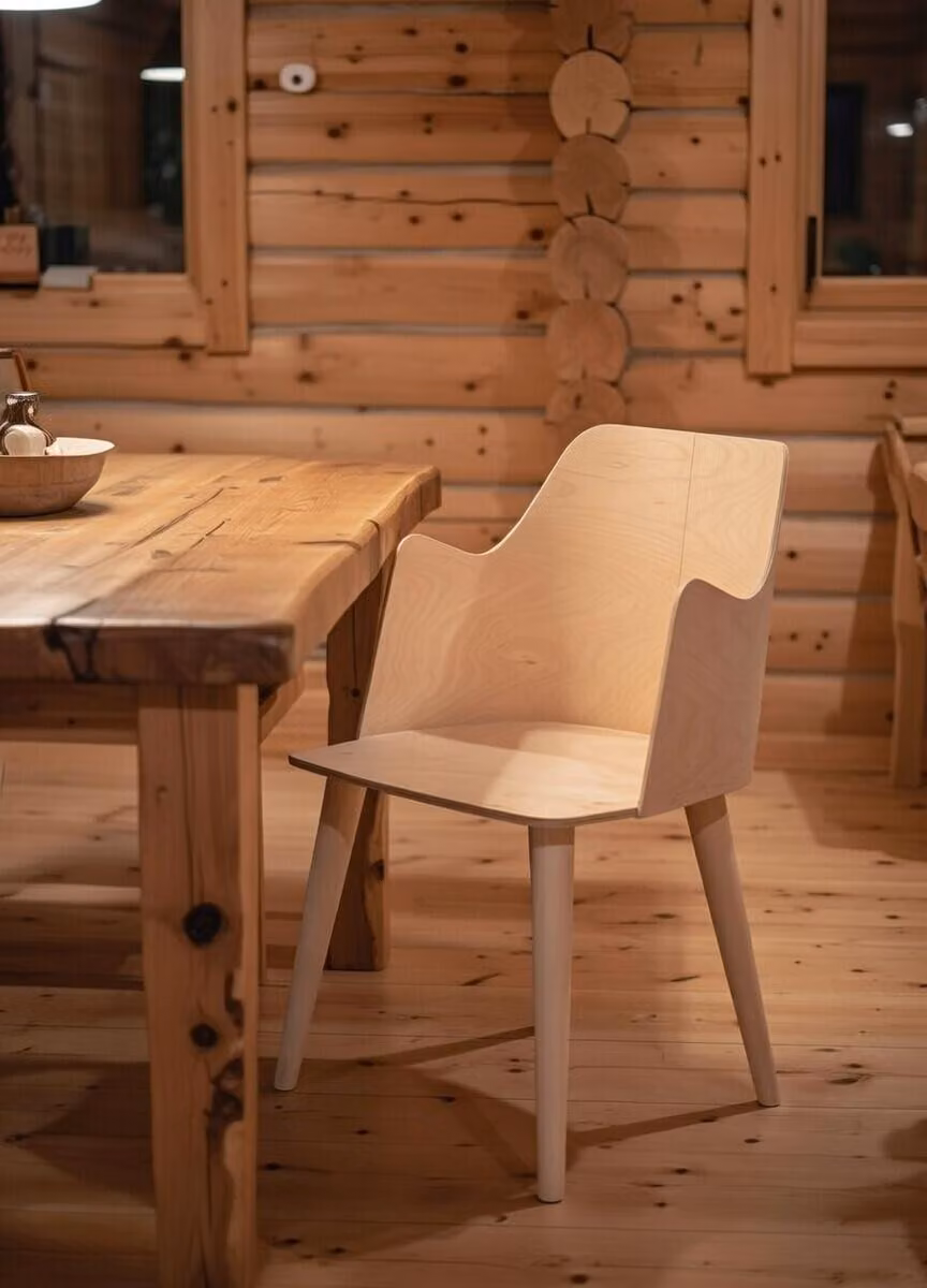 Elegante sedia in legno dal design moderno per la sala da pranzo e l'ufficio