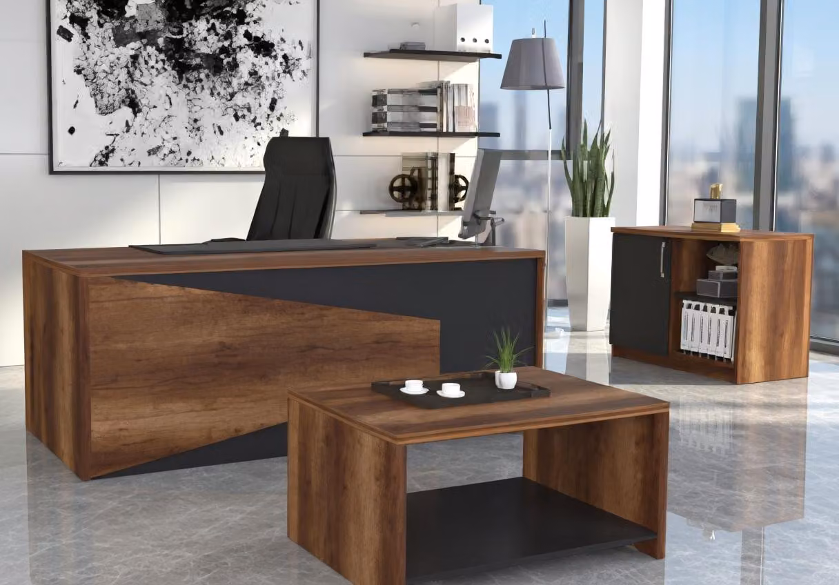 Set da scrivania in legno grigio, composto da scrivania, mobiletto laterale e tavolino da caffè, dal design moderno