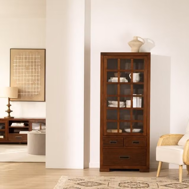 Vetrina singola Kenia Banak in legno massello di mindi con ante in vetro e cassetti, colore teak