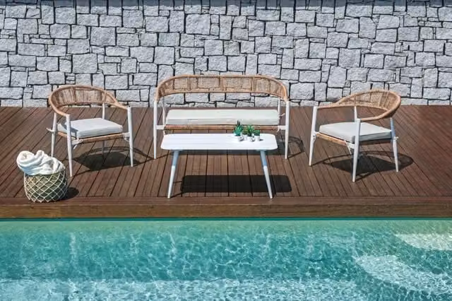 Set da giardino Cheonda Milano composto da 2 poltrone, 1 divano e 1 tavolino con piano a doghe in alluminio, struttura in alluminio verniciato e seduta in twist wicker color paglia con cuscini grigi sfoderabili, Tavolino L: 100 cm, P: 55 cm, H: 45 cm
