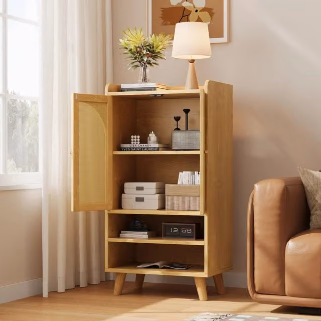 Credenza alta con 2 ante in rattan e 2 vani aperti in truciolare colore naturale
