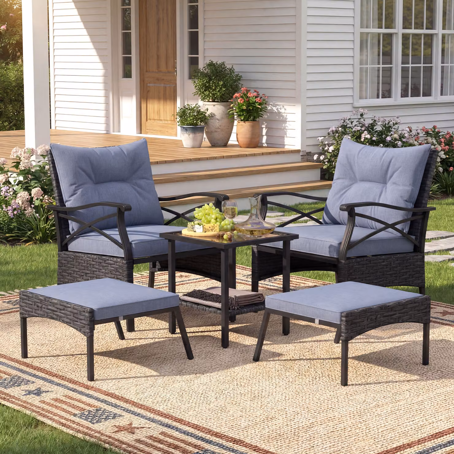 Set da giardino Costway in polyrattan a 5 pezzi con poltrone lounge, poggiapiedi e tavolino in vetro temperato a 2 livelli, colore marrone e nero con cuscini inclusi