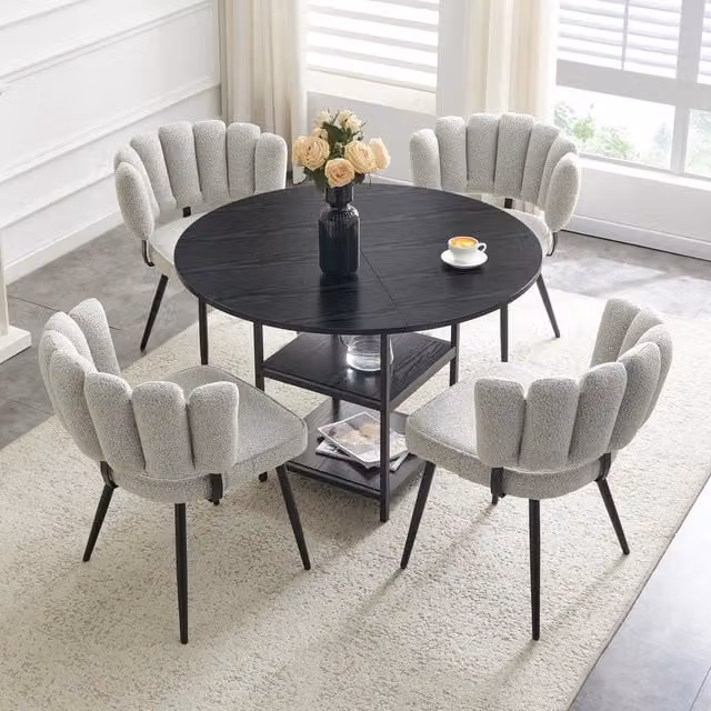 Set tavolo rotondo 107 cm con doppio ripiano e 4 sedie grigio chiaro, schienale a fiore in tessuto strutturato, stile industriale per piccoli spazi