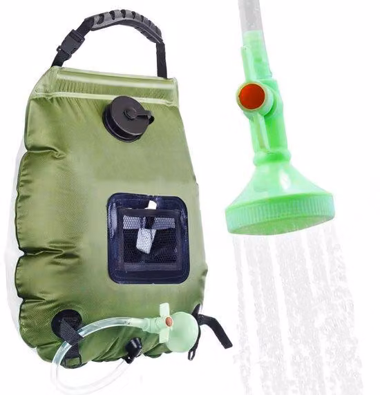 Doccia solare per campeggio - doccia portatile - struttura esterna in plastica - con soffione, capacità 20 litri, riscaldamento a energia solare - PVC - 51 x 26,3 cm - ideale per campeggio, escursioni e attività all'aperto - colore verde oliva